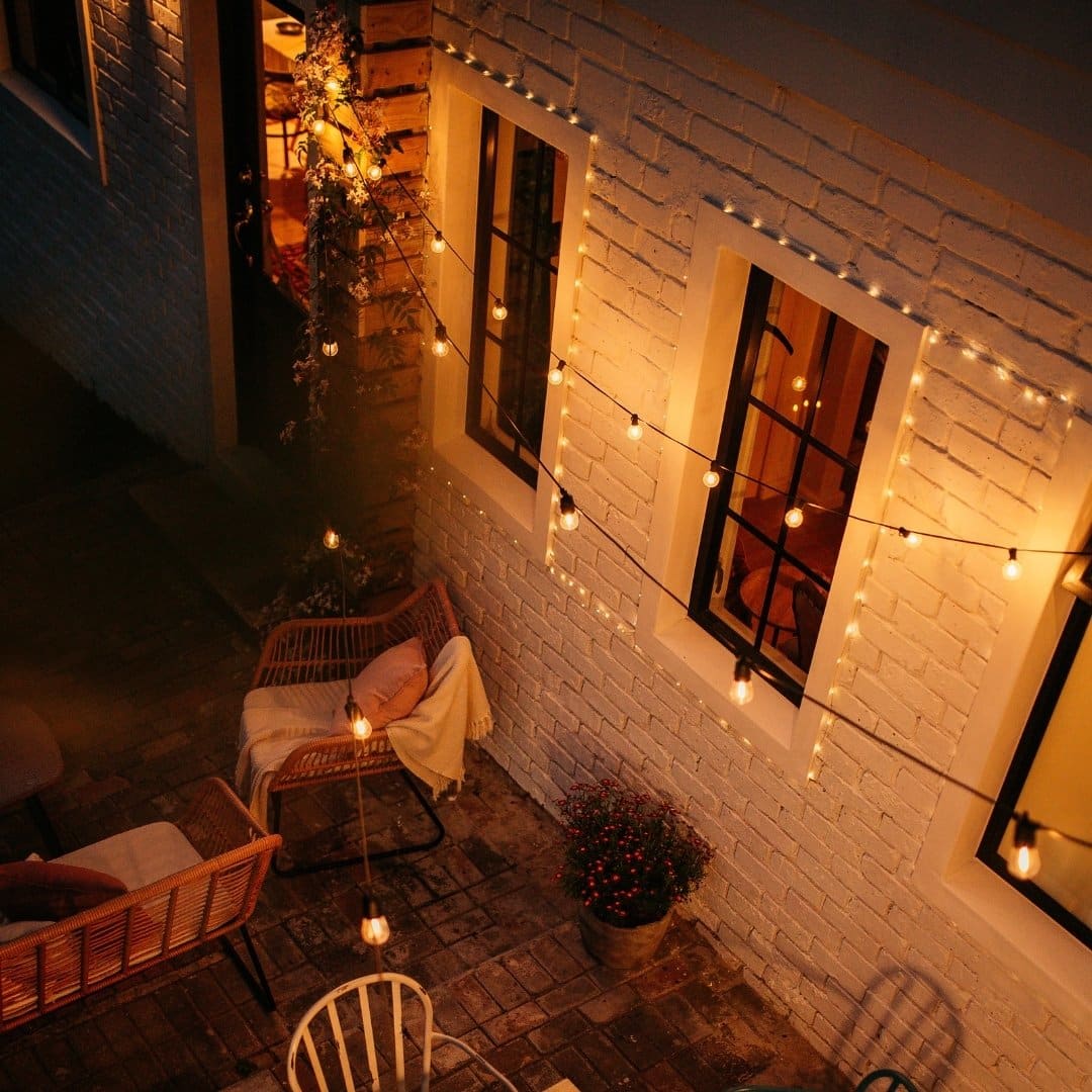 10m solar-powered warm white string lights with 25 LED bulbs for outdoor use in South Africa, perfect for gardens, patios, and load shedding lighting.