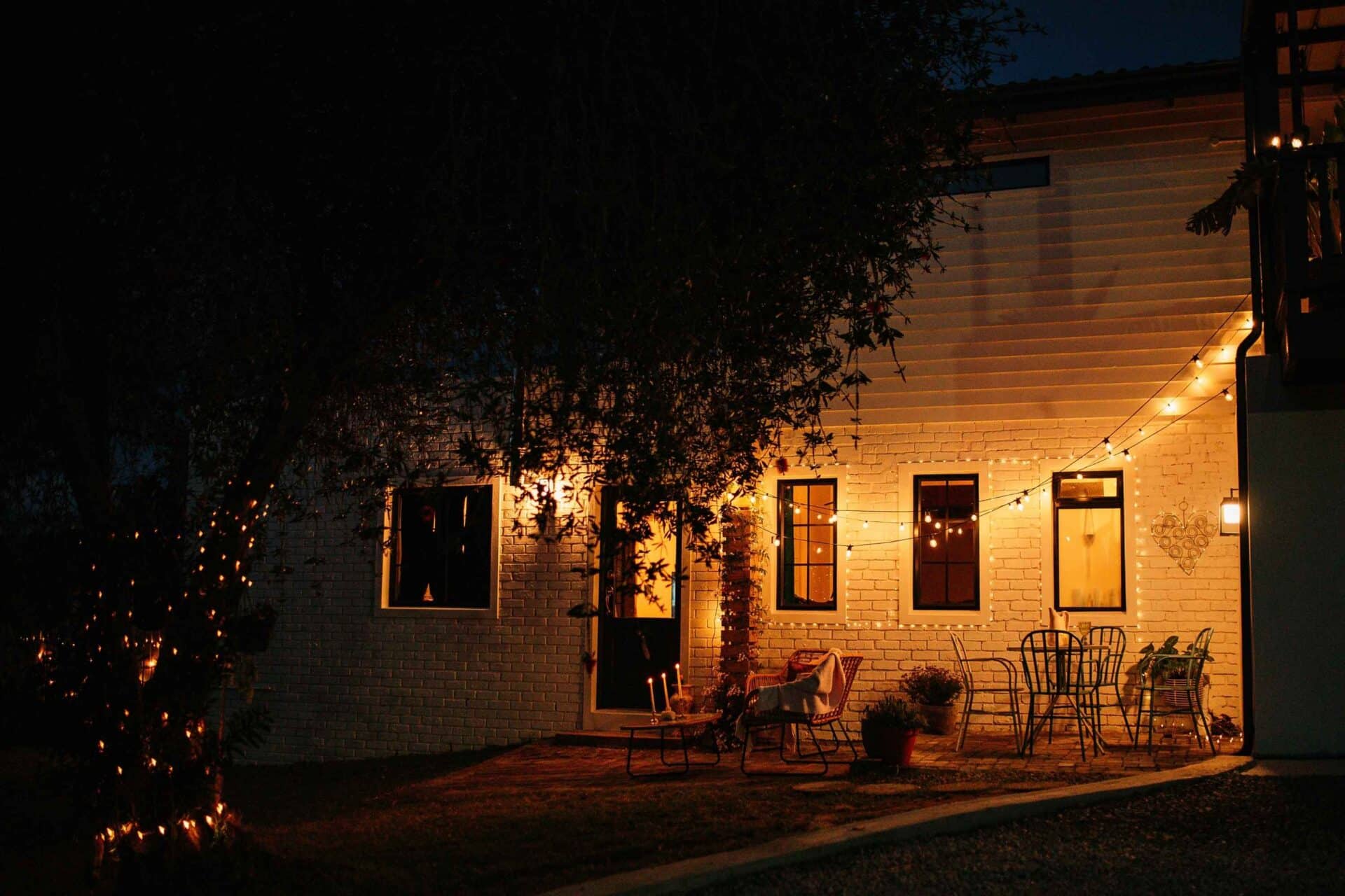 10m solar-powered warm white string lights with 25 LED bulbs for outdoor use in South Africa, perfect for gardens, patios, and load shedding lighting.