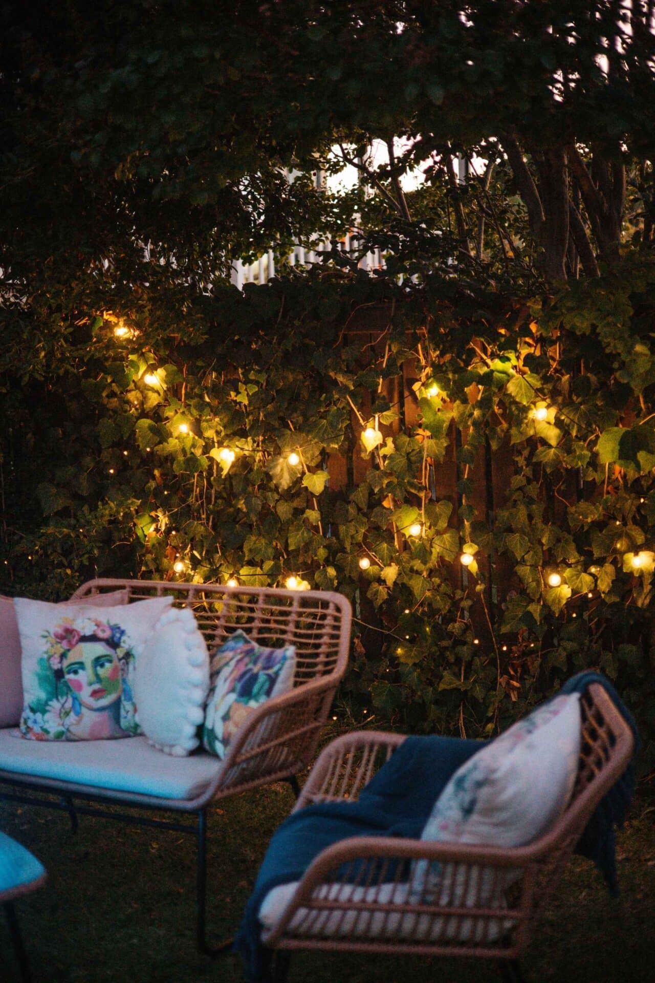 10m solar-powered warm white string lights with 25 LED bulbs for outdoor use in South Africa, perfect for gardens, patios, and load shedding lighting.